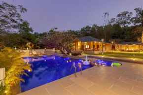 StayVista's Lush Villa - Lake-View Haven with Rustic-Meets-Modern Interiors, Pool, Jacuzzi & Indoor activities